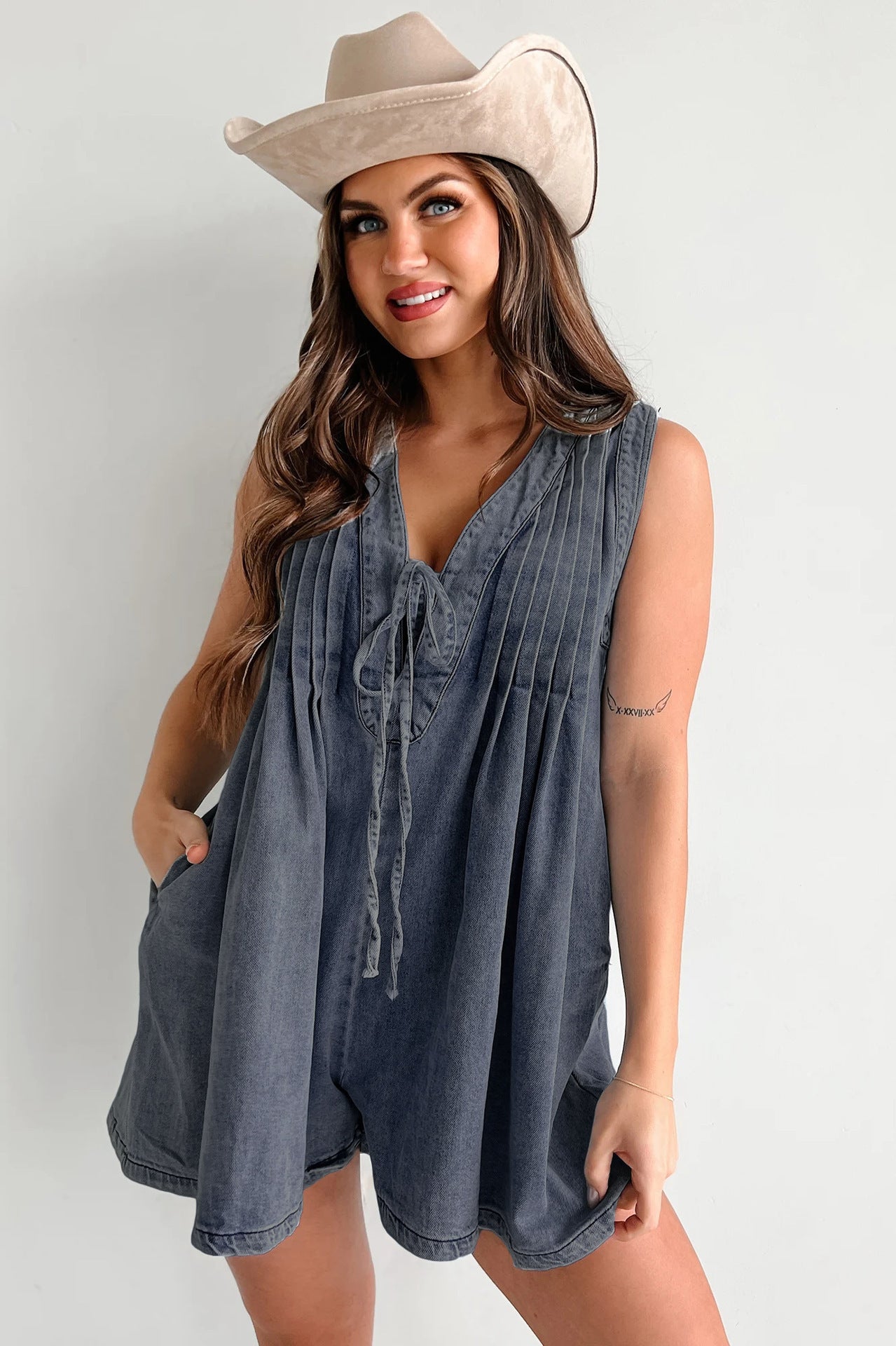 Casual Sleeveless Jumpsuit with Tie Collar – Effortless Elegance and Modern Comfort