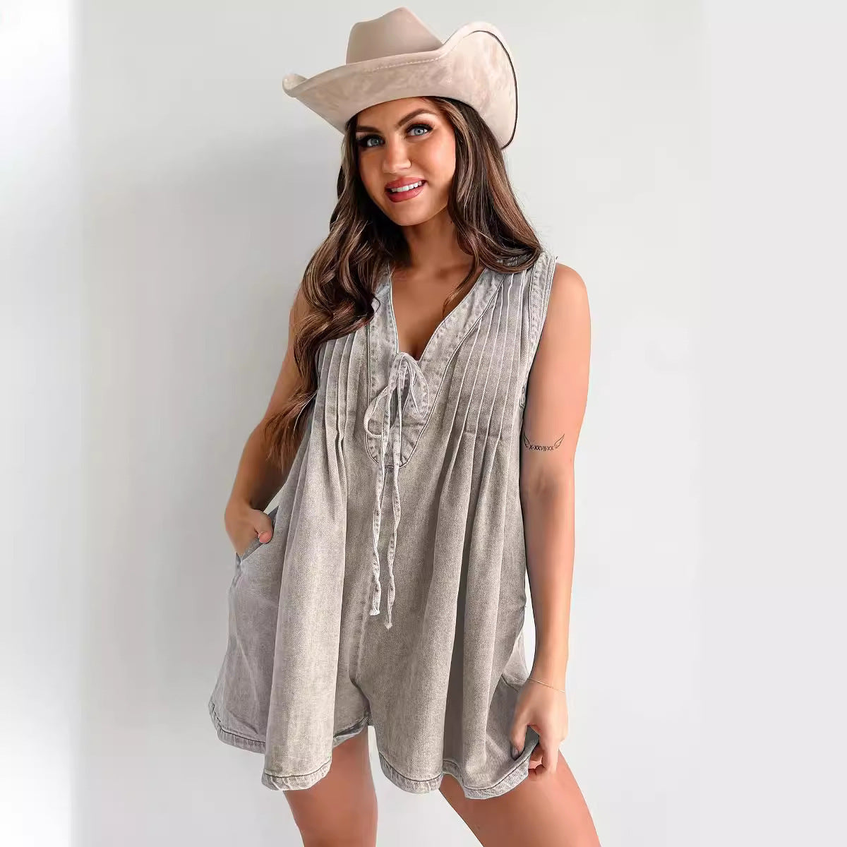 Casual Sleeveless Jumpsuit with Tie Collar – Effortless Elegance and Modern Comfort